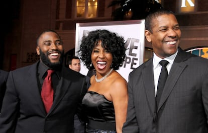 John David Washington, Pauletta Washington y Denzel Washington en la premiere de 'El libro de Eli' en 2010.