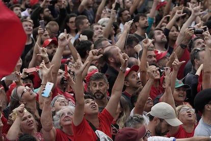 Los seguidores gritan y escuchan el mensaje de Lula da Silva.