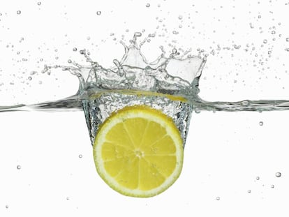 ¿Cuáles son los beneficios de tomar agua con limón cada mañana?