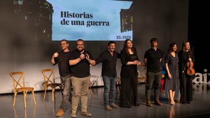Periodistas de EL PAÍS, durante una presentación de 'Historias de una guerra' en Sevilla, España.