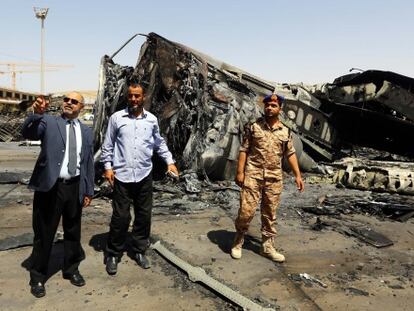 El ministro de Transporte, a la izquierda, en el aeropuerto de Tripoli el 21 de julio