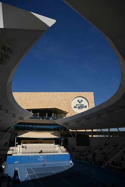 El tenista, jugando en la Nadal Academy de Kuwait.