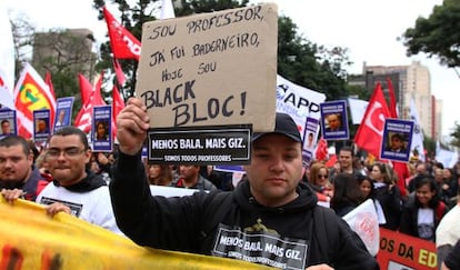 Milhares de pessoas protestam nesta terça, em Curitiba.