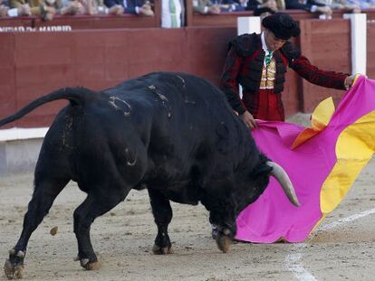 El Fundi en su primer toro de la tarde.