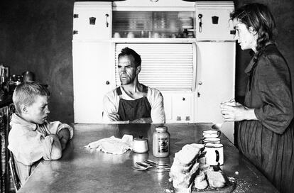 Un propietario de tierra, su mujer y su hijo mayor durante el almuerzo. Wheatlands, cerca de Randfontein, Gauteng, Septiembre 1962