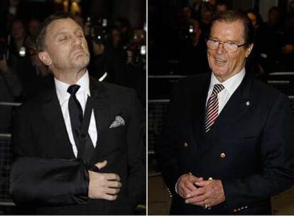 Daniel Craig, con un brazo escayolado, y Roger Moore.