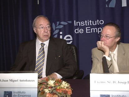 El ex ministro de Ciencia y Tecnología, Josep Piqué, y el ex presidente honorario del Consejo Rector del Instituto de Empresa, Juan Miguel Antoñanzas, en una imagen de archivo.