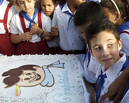 Elián González, el niño balsero que volvió de Miami a Cuba con su padre, celebra su octavo cumpleaños.