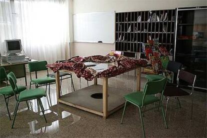 La sala de profesores del instituto de Bellavista, de Sevilla, completamente anegada.