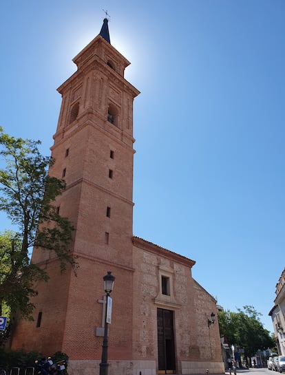 La torre de la iglesia de San Pedro Apóstol, en Barajas, que data del siglo XVI.