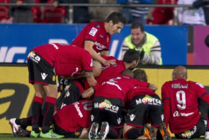 Arriba, los mallorquinistas celebran la consecución del cuarto gol por parte de Castro, que, como recoge la secuencia de la izquierda,
robó el balón al portero
Zubikarai para marcarlo a puerta vacía.
/ diario as