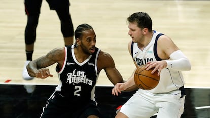 El esloveno Luka Doncic (derecha) disputa una acción, defendido por el jugador de LA Clippers Kawhi Leonard, en el séptimo partido de los playoffs entre Dallas Mavericks y Los Angeles Clippers el pasado 6 de junio en el Staples Center, en Los Angeles.