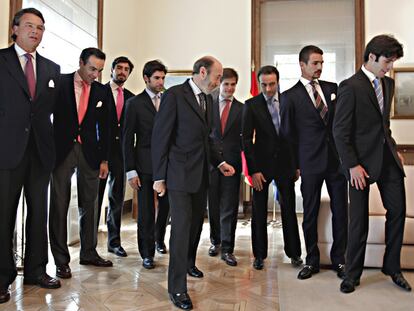 Carlos Núñez, presidente de la Mesa del Toro, El Cid, Miguel Ángel Perera, Cayetano Rivera, el ministro Alfredo Pérez Rubalcaba, El Juli, Enrique Ponce, José María Manzanares y Alejandro Talavante.