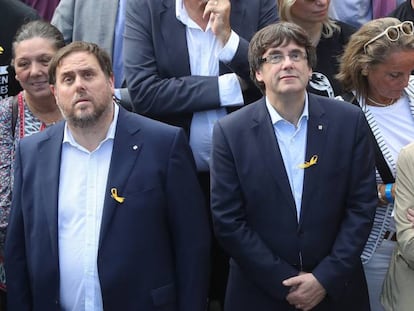 Carles Puigdemont, ao lado de Carme Forcadell e Oriol Junqueras, na manifestação de sábado, 21 de outubro, em Barcelona.