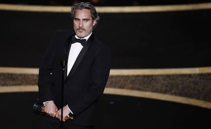 Joaquin Phoenix com seu Oscar de melhor ator principal.