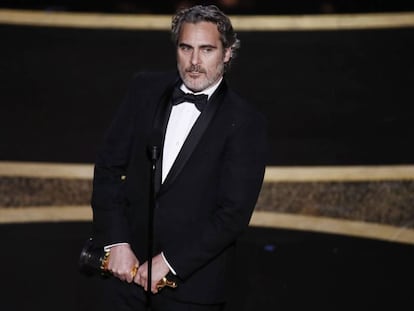 Joaquin Phoenix com seu Oscar de melhor ator principal.