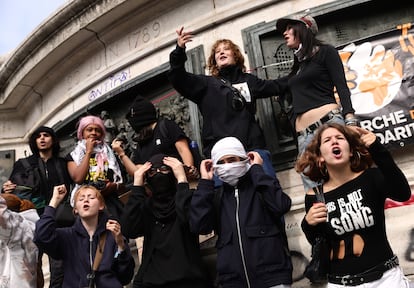 Varios estudiantes durante la manifestación organizada por 'Bloqueemos todo' en la plaza de la República (París) 