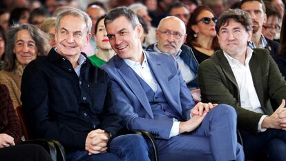 El expresidente José Luis Rodríguez Zapatero, junto al presidente del Gobierno, Pedro Sánchez, el sábado, durante un homenaje del PSOE en Bilbao, al cumplirse 20 años de la formación del primer Gobierno de Zapatero.