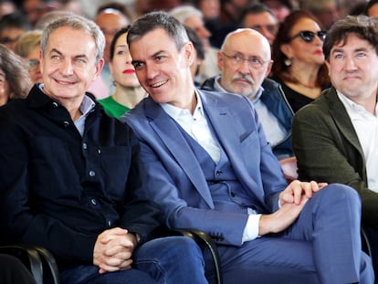 El expresidente José Luis Rodríguez Zapatero, junto al presidente del Gobierno, Pedro Sánchez, el sábado, durante un homenaje del PSOE en Bilbao, al cumplirse 20 años de la formación del primer Gobierno de Zapatero.