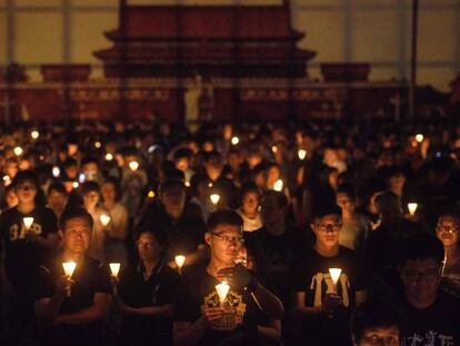 La multitud sostiene velas en la vigilia por la masacre de Tiananmen en Hong Kong, este lunes