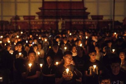 La multitud sostiene velas en la vigilia por la masacre de Tiananmen en Hong Kong, este lunes