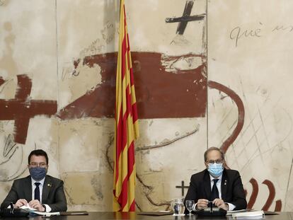 Pere Aragonés (i) y Quim Torra, durante la reunión semanal del Govern, este martes.