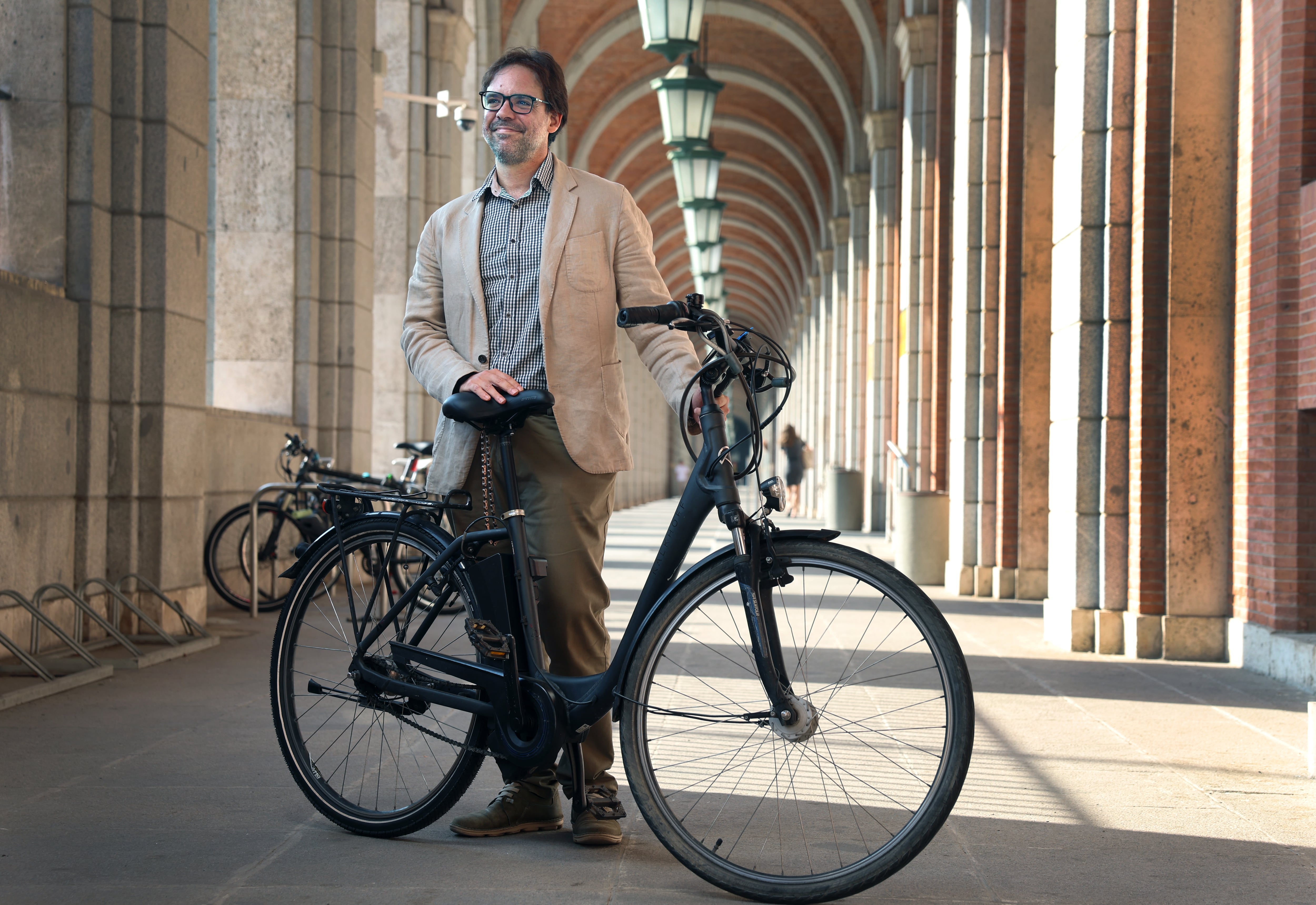 Álvaro Fernández Heredia, secretario general de Movilidad Sostenible del Ministerio de Transportes, con su bicicleta en la sede del ministerio.