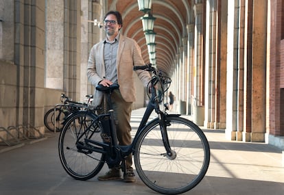 Álvaro Fernández Heredia, secretario general de Movilidad Sostenible del Ministerio de Transportes, con su bicicleta en la sede del ministerio.