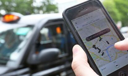 La aplicación Uber para el transporte entre particulares.