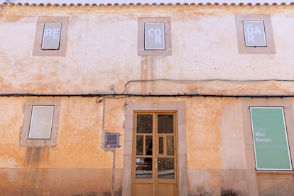 Façana de la Casa de Blai Bonet, convertida en un centre de poesia una residència d'escriptors a Santamyí, Mallorca. JAVI SAGUILLO