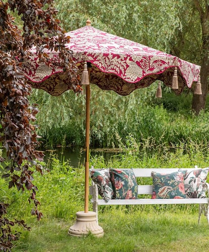 Ahora vuelven los guiños al estilo victoriano, con encajes, empuñaduras curvas de madera y estampados florales o 'toile de Jouy'. En la imagen, el modelo artesanal Elizabeth de East London Parasols, inspirado en los bordados indios del siglo XVII.