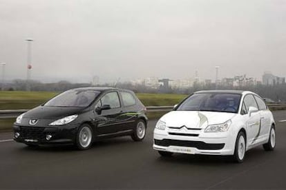 Los prototipos híbridos con motor turbodiésel utilizan la base del Peugeot 307 y el Citroën C4 (versiones 1.6 HDi de 90 CV), pero incorporan un motor eléctrico de 22 CV.