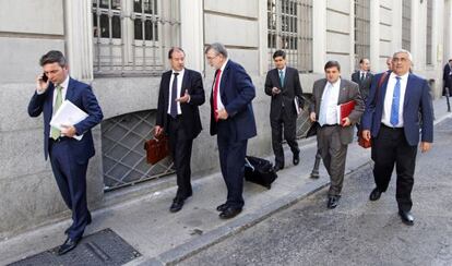 Rectores de las universidades espa&ntilde;olas tras dar plant&oacute;n al ministro de Educaci&oacute;n, Jos&eacute; Ignacio Wert, en mayo de 2012. 