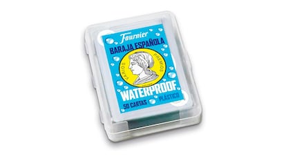 Baraja cartas impermeable sobre fondo blanco