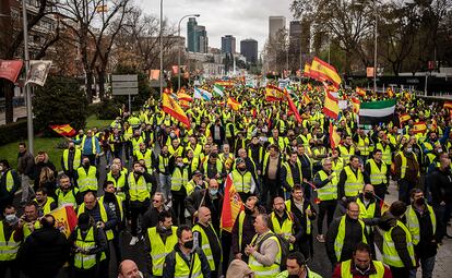 Participantes en la manifestación de Madrid, este viernes. La bonificación se aplicará al gasóleo, gasolina, gas y al aditivo 'adblue'. Un 75% correrá a cargo del presupuesto público (15 céntimos por litro), y el resto deberán costearlo las petroleras (5 céntimos).