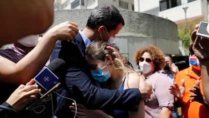 El líder opositor venezolano Juan Guaidó abraza a su esposa en Caracas, este lunes, después de que fuerzas especiales de la policía irrumpieran en su casa.