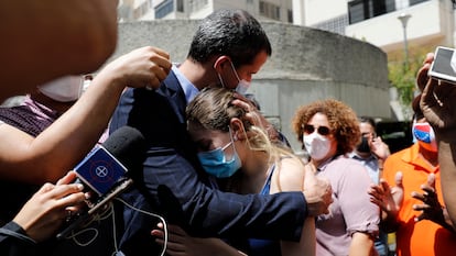 El líder opositor venezolano Juan Guaidó abraza a su esposa en Caracas, este lunes, después de que fuerzas especiales de la policía irrumpieran en su casa.