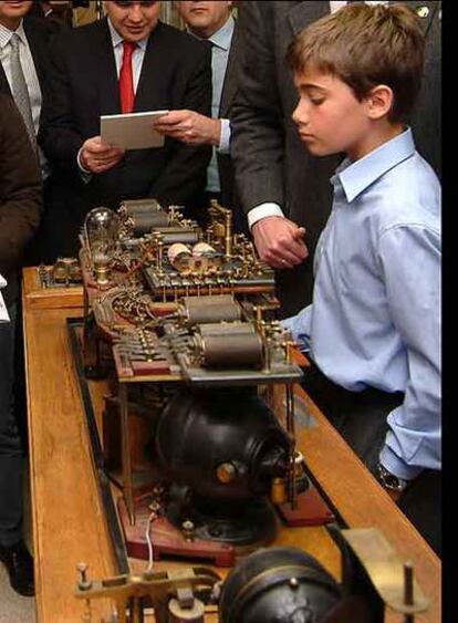 Leonardo Torres Quevedo, tataranieto, junto al Telekino.