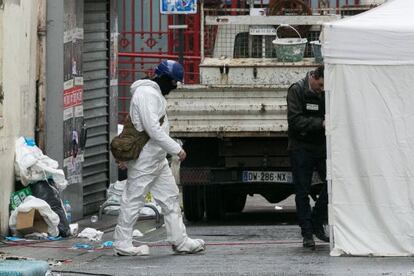 La policia forense al pis de Saint Denis on eren els terroristes, dijous.