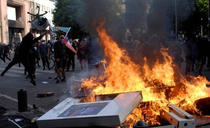 Fogo em barricada durante protesto na cidade chilena de Concepción, na terça-feira passada.