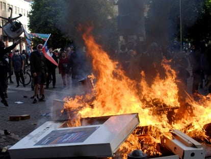 Fogo em barricada durante protesto na cidade chilena de Concepción, na terça-feira passada.