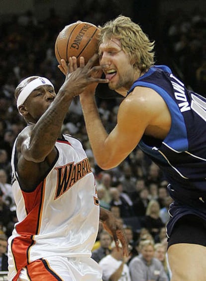 Nowitzki protege el balón ante Al Harrington