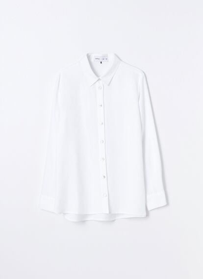 Las camisas de lino son un clásico y, ahora, se llevan en versión ‘oversize’. Lo mejor es que son súper versátiles y, a la hora de crear un ‘look’, combinan con (casi) todo. 17,99 €