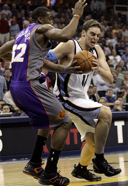 Pau Gasol se enfrenta a Amare Stoudemire durante el cuarto partido de los <i>playoffs</i> de la Conferencia Oeste.