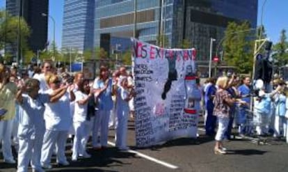 El personal no sanitario del Hospital de la Paz durante una  protesta, el pasado julio, en  contra  de  los posibles recortes que afectarían a la plantilla. EFE/Archivo