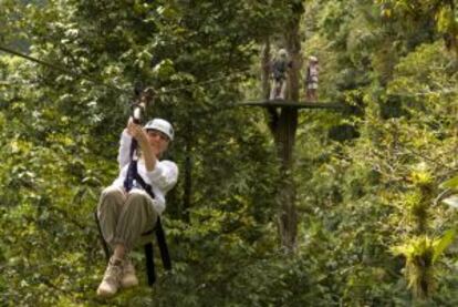 'Tour' aéreo en los bosques del Parque Nacional del Volcán Arenal, en Costa Rica.