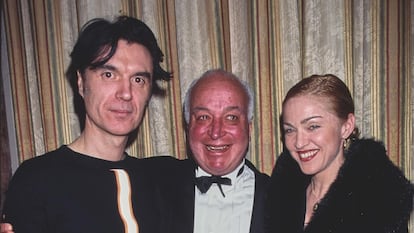 Seymour Stein, entre David Byrne y Madonna, en una imagen sin fechar.