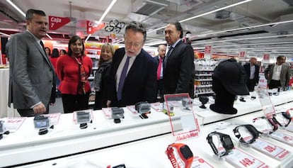 Concejales del Ayuntamiento de Valencia en la inauguración de la nueva de Media Markt en el centro de la capital.