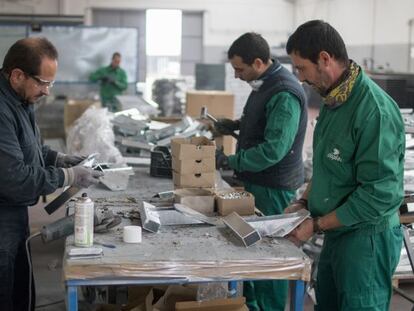 Varios operarios trabajan en la f&aacute;brica de la empresa cordobesa Daplast.