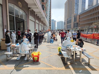 Vecinos de Shenzhen se someten a una PCR el pasado domingo.